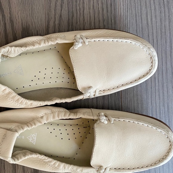 Hush Puppies Cream Leather Slip-on Loafers Size 10 - Picture 2 of 7